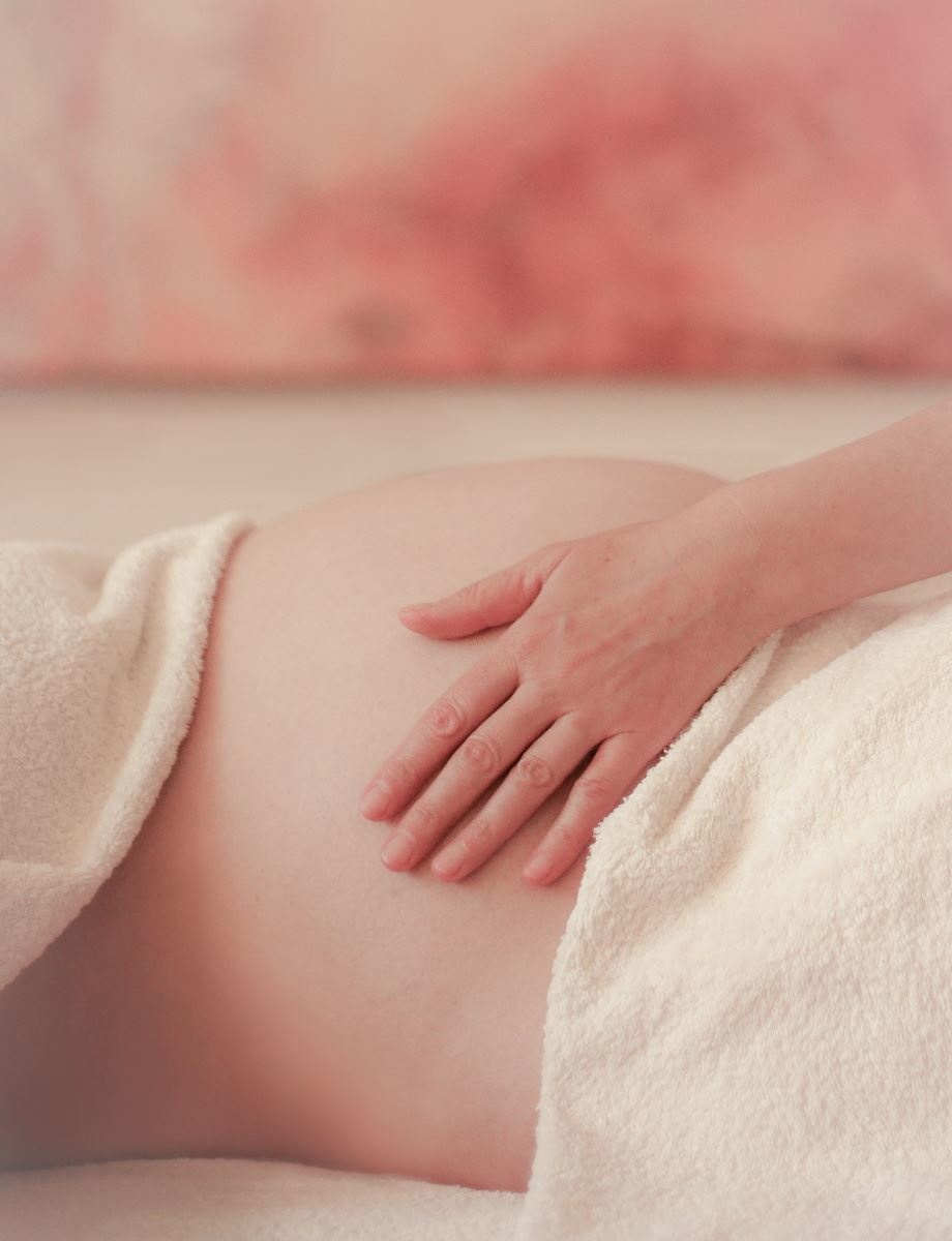 Bauchmassage im Zuge einer Schwangerschaftsmassage