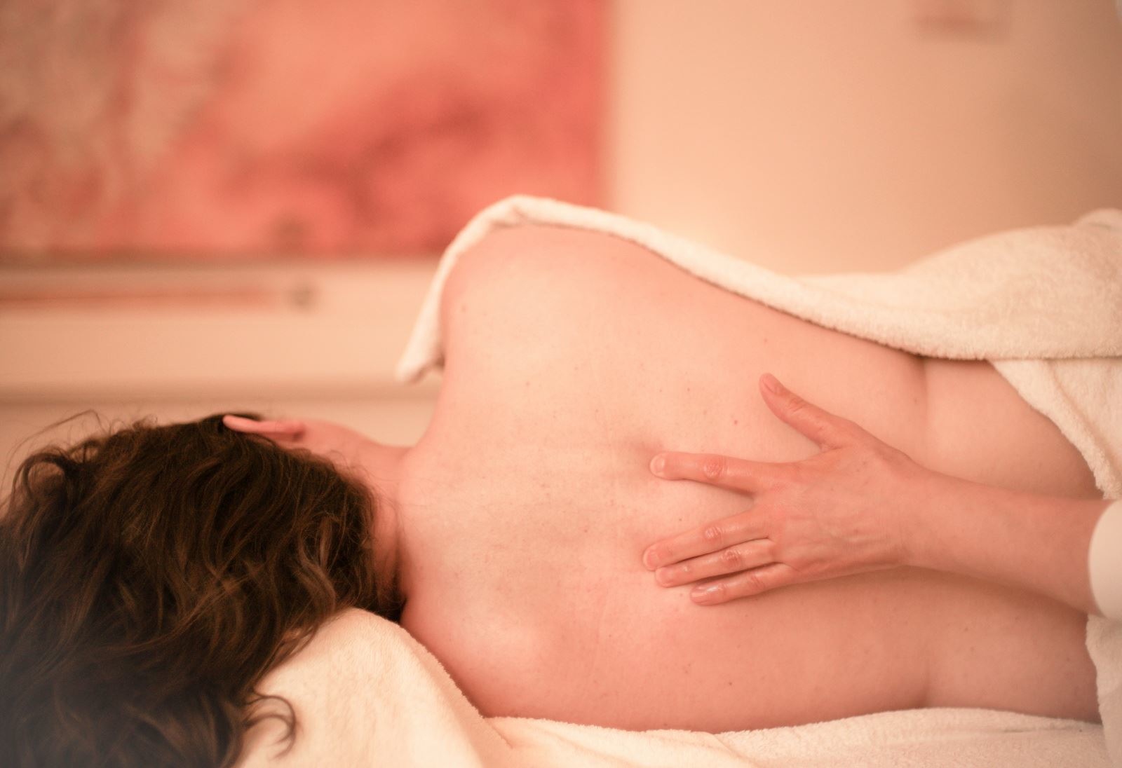Rückenmassage im Zuge einer Schwangerschaftsmassage